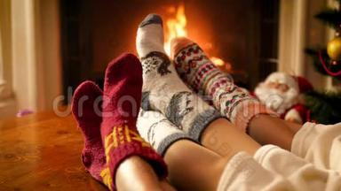 圣诞前夜，一<strong>家</strong>人穿着<strong>温暖的</strong>羊毛袜子坐在壁炉旁<strong>的</strong>4k视频